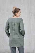 Load image into Gallery viewer, Women&#39;s linen tunic with buttons and pockets
